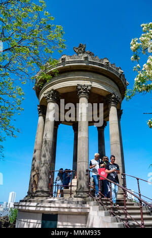 Kaukasische Touristen an der Temple de la Sybille im Parc des Buttes Chaumont, Paris, Frankreich Stockfoto