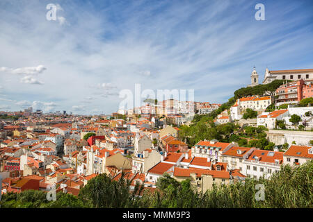 Panorama der Altstadt in Lissabon an sonniger Frühlingstag, Portugal. Auf dem Hügel' Igreja e Convento da graca Kirche. Stockfoto