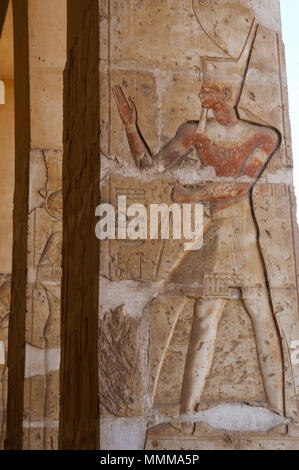 Ägypten. Abydos. Tempel von Seti I. Neuen Reich. 19. Dynastie. Der Pharao Ramses II (Regierungszeit 1279-1213 v. Chr.) tragen die rote Krone (Deshret). Relief mit original polychrome. Stockfoto