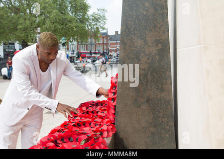 London, UK, 8. Mai 2018 Jak Beula Gründer der nubischen Jak eine Mohn Kranz am Kriegerdenkmal in Afrika und in der Karibik lag Markierung des 74. Jahrestages der Stockfoto