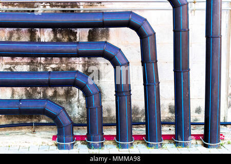 Schwarz big verwalten Wasserleitung, sauber und, Sicherheit bewässerungsanlage an der Wand. Geschlossen Stockfoto