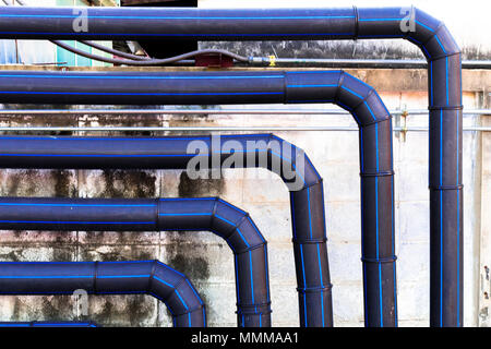 Schwarz big verwalten Wasserleitung, sauber und, Sicherheit bewässerungsanlage an der Wand. Geschlossen Stockfoto