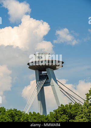 SNP Bridge Pylon mit UFO Observation Deck in Bratislava, Slowakei Stockfoto