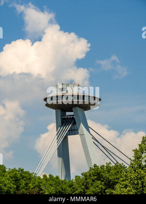 SNP Bridge Pylon mit UFO Observation Deck in Bratislava, Slowakei Stockfoto