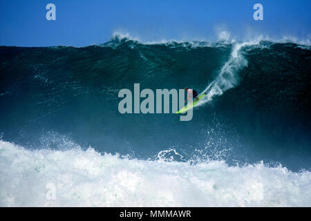 Professionelle surfer John John Florence reitet eine riesige Welle während der Quiksilver in Memory von Eddie Aikau 2016, Waimea Bay, North Shore Oahu Hawaii USA Stockfoto