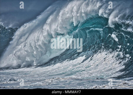 Eine riesige Welle bricht während der Quicksilver im Speicher von Eddie Aikau 2016, Waimea Bay, North Shore, Oahu, Hawaii, USA Stockfoto