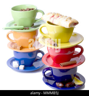 Farbige Tassen mit Gebäck, Zimtstangen, Kaffeebohnen auf einem hellen Hintergrund Stockfoto