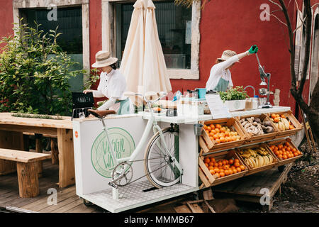 Straße Verkauf von frischen Säften und vegetarisches Essen. Straße handeln. Stockfoto