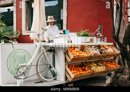 Straße Verkauf von frischen Säften und vegetarisches Essen. Straße handeln. Stockfoto