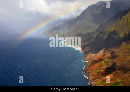 Regenbogen über dem majestätischen Na Pali Küste, Kauai, Hawaii, USA Stockfoto