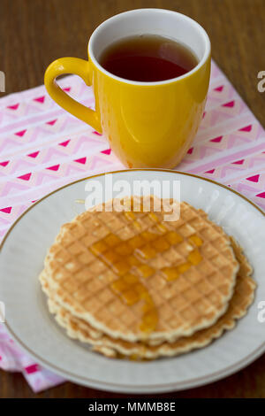 Runde Scheiben, gelb Tasse Tee auf eine Serviette Stockfoto