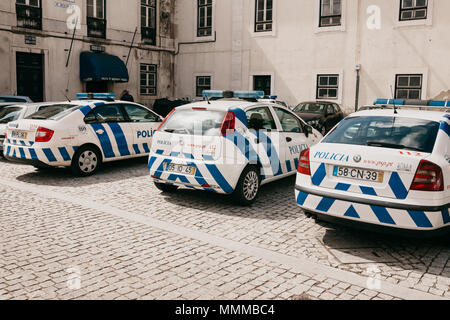 Polizei Autos sind in einer Reihe auf der Polizeiwache. Zum Schutz der öffentlichen Ordnung, Vertreter der Macht, Schutz der Bevölkerung vor Kriminalität. Stockfoto