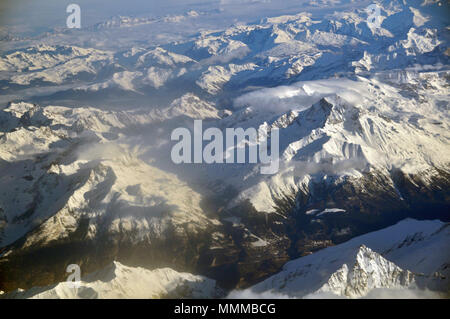 Luftaufnahme der Alpen mit Schnee, Italien Stockfoto