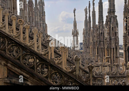 Ansicht von mehreren gotischen Türmen auf dem Dach des Duomo, Mailand, Italien Stockfoto