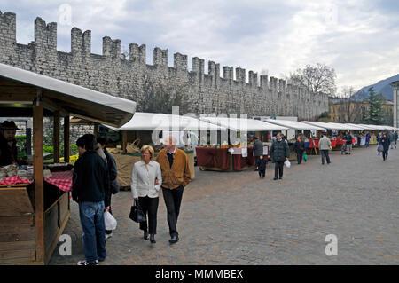 Käse offenen Markt in einem historischen Plaza in Trento, Italien Stockfoto