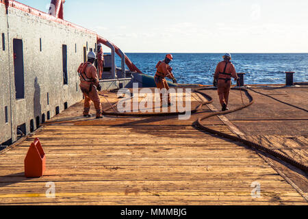 Anchor Handling Tug Supply AHTS die Schiffsbesatzung Vorbereitung Schiff für statische tow Tanker anheben. Ozean tug Job. 3 AB und Bootsmann auf dem Deck. Sie ziehen das Abschleppen wi Stockfoto