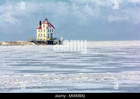 Die Lorain Leuchtturm ist ein historisches Wahrzeichen am Ufer des Lake Erie, einem der Großen Seen. Hier, im Winter mit Schnee und Eis gesehen. Stockfoto