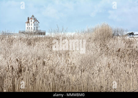 Die Lorain Leuchtturm ist ein historisches Wahrzeichen am Ufer des Lake Erie, einem der Großen Seen. Hier, im Winter mit Schnee und Eis gesehen. Stockfoto