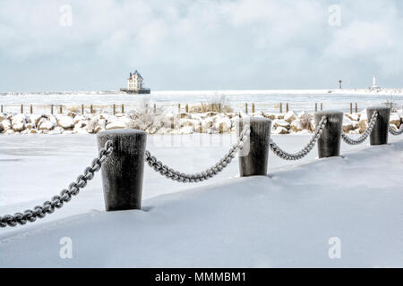 Die Lorain Leuchtturm ist ein historisches Wahrzeichen am Ufer des Lake Erie, einem der Großen Seen. Hier, im Winter mit Schnee und Eis gesehen. Stockfoto