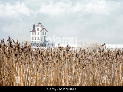 Die Lorain Leuchtturm ist ein historisches Wahrzeichen am Ufer des Lake Erie, einem der Großen Seen. Hier, im Winter mit Schnee und Eis gesehen. Stockfoto