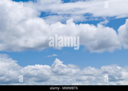 Schöne cumulus Wolken vor blauem Himmel. Stockfoto