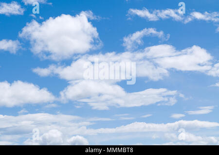 Schöne cumulus Wolken vor blauem Himmel. Stockfoto