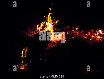 Lagerfeuer in der Wildnis von Botswana Stockfoto