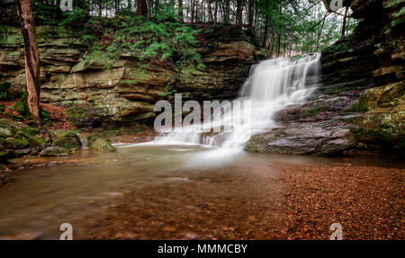 Honig laufen fällt in Central Ohio. Hübschen kleinen abgelegenen Wasserfall in einem versteckten Schlucht. Stockfoto