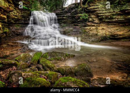 Honig laufen fällt in Central Ohio. Hübschen kleinen abgelegenen Wasserfall in einem versteckten Schlucht. Stockfoto