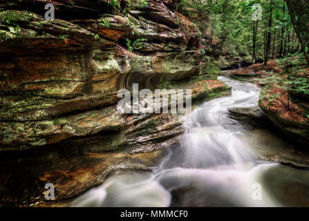 Einer der vielen Wasserfälle bei Old Man's ein zerebrovaskuläres Ereignis im Hocking Hills Ohio. Sehr beliebten touristischen Attraktionen. Stockfoto