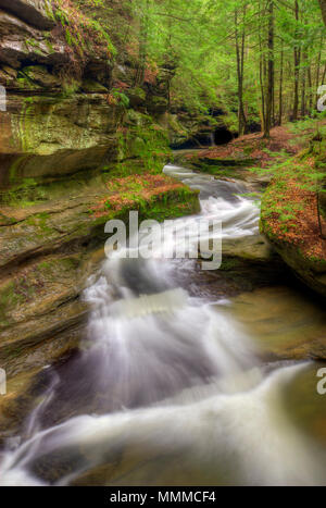 Einer der vielen Wasserfälle bei Old Man's ein zerebrovaskuläres Ereignis im Hocking Hills Ohio. Sehr beliebten touristischen Attraktionen. Stockfoto