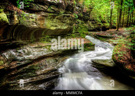 Einer der vielen Wasserfälle bei Old Man's ein zerebrovaskuläres Ereignis im Hocking Hills Ohio. Sehr beliebten touristischen Attraktionen. Stockfoto