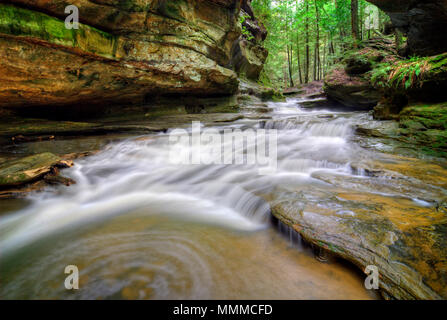 Einer der vielen Wasserfälle bei Old Man's ein zerebrovaskuläres Ereignis im Hocking Hills Ohio. Sehr beliebten touristischen Attraktionen. Stockfoto