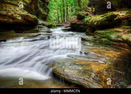 Einer der vielen Wasserfälle bei Old Man's ein zerebrovaskuläres Ereignis im Hocking Hills Ohio. Sehr beliebten touristischen Attraktionen. Stockfoto