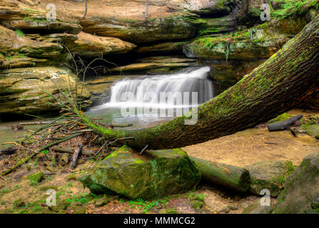 Einer der vielen Wasserfälle bei Old Man's Höhle in Hocking Hills Ohio. Sehr beliebte Touristenattraktion. Stockfoto