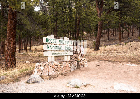 Blick vom Rocky Mountain National Park in Colorado mit Schild Eingang von Estes Park Gate Stockfoto