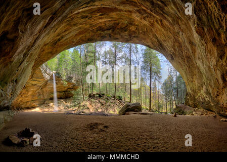 Ash Cave Wasserfall Pano. Ash Cave ist der grösste und eindrucksvollste Aussparung Höhle im Bundesstaat Ohio und kann in Hocking Hills State Park gefunden werden. Die Stockfoto