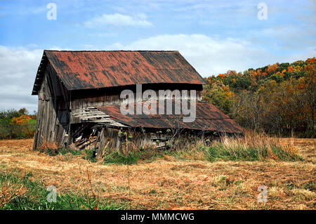 Alte Scheune, auseinander fällt. Teil der ländlichen Landschaft von Ohio. Stockfoto