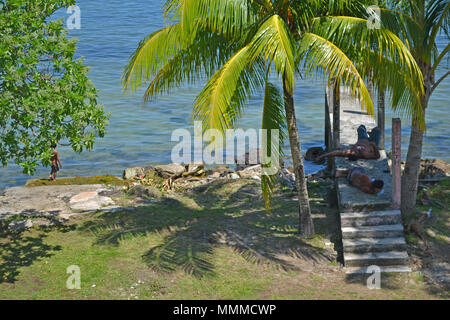 Männer ein Nickerchen unter einer Kokospalme in Mata-Utu, Wallis, Wallis und Futuna, Süd Pazifik Stockfoto