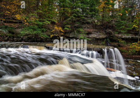 Schönen Herbst Szene an der Great Falls der Tinker Creek Gorge in Cleveland, Ohio. Stockfoto