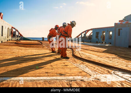 Anchor Handling Tug Supply AHTS die Schiffsbesatzung Vorbereitung Schiff für statische tow Tanker anheben. Ozean tug Job. 3 AB und Bootsmann auf dem Deck. Sie ziehen das Abschleppen wi Stockfoto