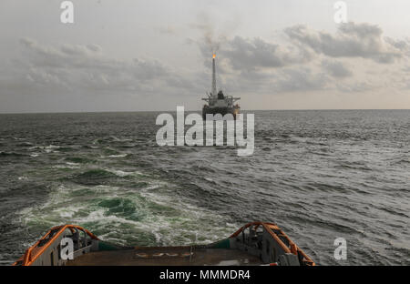 BW schwarz-weiß Ansicht von Anchor Handling Tug Supply AHTS Schiff beim dynamischen Positionieren DP-Operationen mit FPSO-Tanker. Schiff ist dabei statisch Stockfoto