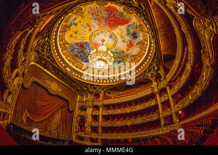 Paris, Frankreich, Oktober 2017: Auditorium Innere des Palais Garnier Opera Garnier in Paris, Frankreich. Die Decke gemalt von Marc Chagall schildert Szenen aus Opern von 14 Komponisten. Stockfoto