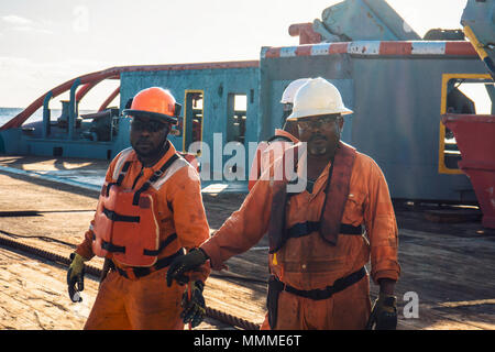 Anchor Handling Tug Supply AHTS die Schiffsbesatzung Vorbereitung Schiff für statische tow Tanker anheben. Ozean tug Job. 3 AB und Bootsmann auf dem Deck. Sie ziehen das Abschleppen wi Stockfoto