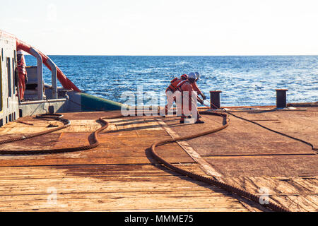 Anchor Handling Tug Supply AHTS die Schiffsbesatzung Vorbereitung Schiff für statische tow Tanker anheben. Ozean tug Job. 3 AB und Bootsmann auf dem Deck. Sie ziehen das Abschleppen wi Stockfoto