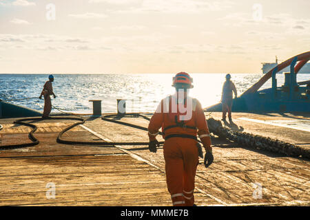 Anchor Handling Tug Supply AHTS die Schiffsbesatzung Vorbereitung Schiff für statische tow Tanker anheben. Ozean tug Job. 3 AB und Bootsmann auf dem Deck. Gute Teamarbeit Stockfoto