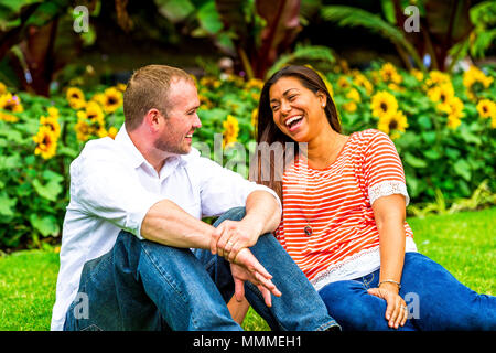 Ein gemischtes Rennen Paar in Liebe in London, England Stockfoto