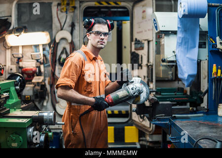 Marine Engineer in der Schiff-Workshop in Motor Control Room, Slg. Seamen's Arbeiten. Stockfoto