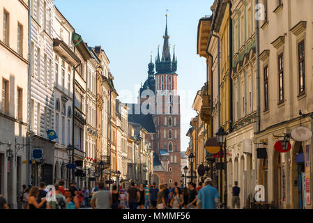 Eine Masse von Touristen auf Florian Straße, Blick auf das Mariinsky Kirche im Zentrum von Krakau, Polen Stockfoto