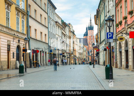 Touristen auf Florian Straße, Blick auf das Mariinsky Kirche im Zentrum von Krakau, Polen Stockfoto